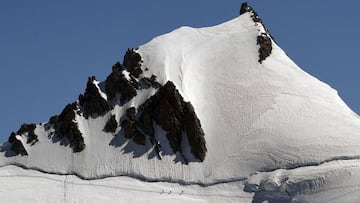 Varios alpinistas caminan en las cercanías del Mont Blanc.
