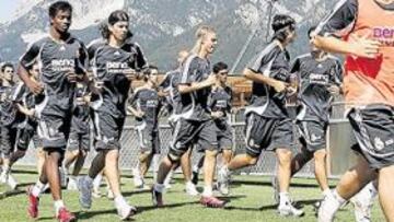 <b>EL PRIMERO. </b>Cassano encabeza junto a Helguera el grupo en el primer entrenamiento del Madrid en tierras austriacas.