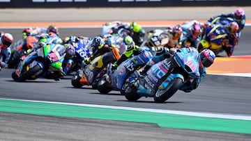 La salida de Moto2 con Dixon al frente.