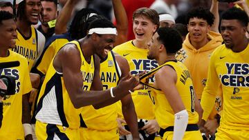 Siakam felicita a Haliburton tras su triple ganador en el segundo partido contra los Cavs.