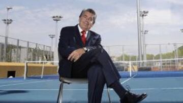 <b>CAJA MÁGICA. </b>Manolo Santana posa sobre la pista de entrenamiento que probarán los jugadores.