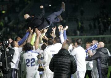 Los jugadores mantean a Zidane.