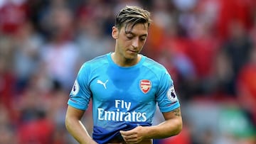 Özil contra las leyendas de la Premier: "Dejen de hablar"