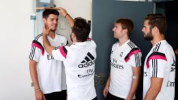 Carvajal mide la altura de Morata.