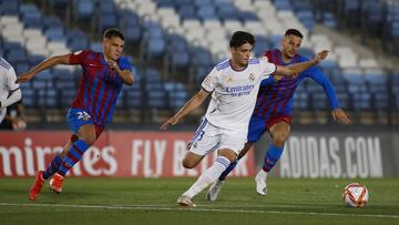 Miguel Gutiérrez perseguido por Jutglà en el mini-Clásico Real Madrid Castilla-Barcelona B de Primera RFEF.