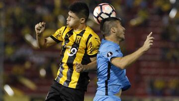 ASU01. ASUNCI&Oacute;N (PARAGUAY), 25/05/2017.- El jugador del Guaran&iacute; Antonio Mar&iacute;n (i) disputa el bal&oacute;n con Mauricio Zenteno (d), del Iquique, durante un partido por la fase de grupos de la Copa Libertadores 2017 entre Guaran&iacute