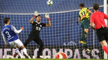 San Sebasti&aacute;n.- 23/10/2017.- El brasile&ntilde;o del espanyol Leo Baptistao(11) remata para marcar gol, durante el partido de LaLiga contra la Real Sociedad, partido que han disputado hoy en el estadio de Anoeta de San Sebasti&aacute;n. EFE/Javier Etxezarreta