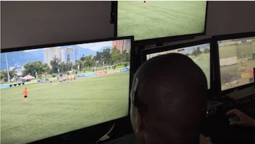 &aacute;rbitros probando el VAR en Colombia