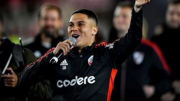 BUENOS AIRES, ARGENTINA - OCTOBER 16: Juan Fernando Quintero of River Plate speaks to fans after a match between River Plate and Rosario Central as part of Liga Profesional 2022 at Estadio Más Monumental Antonio Vespucio Liberti on October 16, 2022 in Buenos Aires, Argentina. (Photo by Marcelo Endelli/Getty Images)