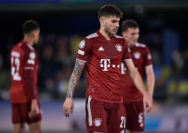 El defensa procedente del Atlético de Madrid llegó al Bayern en la temporada 2019/2020. Se convirtió en el fichaje más caro de la historia del conjunto bávaro. En lo que lleva aquí ha conseguido 3 Bundesligas, 2 Supercopas de Alemania y 1 Copa de Alemania, además de 1 Champions, 1 Supercopa de Europa y 1 Mundial de Clubes. Esta es su cuarta temporada en el club alemán.