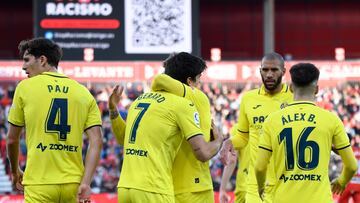 ALMERIA 04/03/2023.- El delantero del Villarreal Gerard Moreno (2i) celebra el primer gol de su equipo durante el partido de LaLiga entre el Almería y el Villarreal, celebrado este sábado en Power Horse Stadium de Almería. EFE / Carlos Barba
