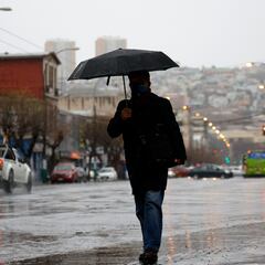 Lluvia en Santiago: el sistema frontal que se acerca y encienden la alerta de ‘probabilidad de nieve’ en estas comunas