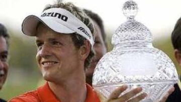 <b>HONDA CLASSIC. </b>El inglés Luke Donald celebrala victoria con el trofeo de campeón.