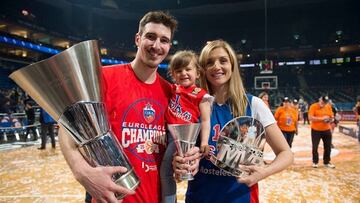 De Colo, con su mujer y su hija despu&eacute;s del t&iacute;tulo y el MVP de 2016.