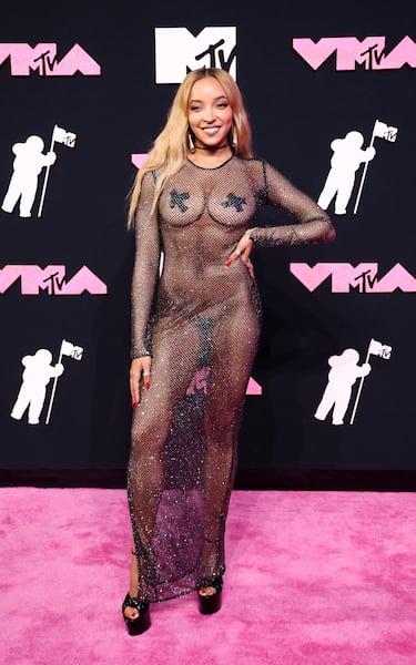 Tinashe Jorgensen Kachingwe, conocida artísticamente como Tinashe es una cantante, compositora, bailarina, productora discográfica, actriz y modelo estadounidense.