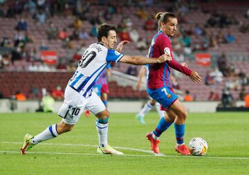 Antoine Griezmann esconde la pelota de Mikel Oyarzabal. 