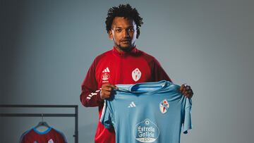 El centrocampista brasileño Jeilson posa con la camiseta del Celta, su nuevo equipo.