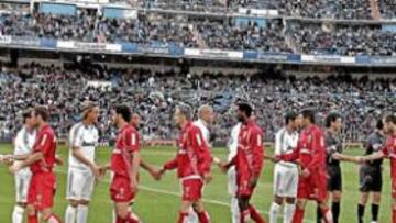 <b>HACHAZO A LA LIGA. </b>El equipo de Schuster sólo necesitó tirar de una genialidad de Sneijder para asegurar tres puntos que colocan al Barça a 9 y al Villarreal... ¡a 10!