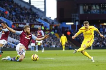 Aston Villa v Liverpool 
Alberto Moreno del Liverpool dispara frente a Nathan Baker del Aston Villa