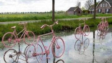 <b>AMSTERDAM. </b>Bicicletas rosa en un canal holandés para recibir al Giro de Italia.