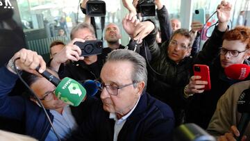 Members of the media surround former refereeing chief Jose Maria Enriquez Negreira as he leaves a court after testifying in the ongoing FC Barcelona corruption case, in Barcelona on March 19, 2024. Last year Barcelona and several of the Spanish champions' former directors were charged with bribery after alleged payments to the former Spanish refereeing vice-president, who held the post for 25 years. Negreira allegedly earned over seven million euros ($7.6 million) from Barcelona between 2001 and 2018, through companies supposedly producing refereeing reports, according to the club. Spanish prosecutors are attempting to find out if Barcelona's payments were in an attempt to influence refereeing, which Barcelona deny. (Photo by Pau Barrena / AFP)
PUBLICADA 20/03/24 NA MA30 1COL