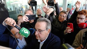 Members of the media surround former refereeing chief Jose Maria Enriquez Negreira as he leaves a court after testifying in the ongoing FC Barcelona corruption case, in Barcelona on March 19, 2024. Last year Barcelona and several of the Spanish champions' former directors were charged with bribery after alleged payments to the former Spanish refereeing vice-president, who held the post for 25 years. Negreira allegedly earned over seven million euros ($7.6 million) from Barcelona between 2001 and 2018, through companies supposedly producing refereeing reports, according to the club. Spanish prosecutors are attempting to find out if Barcelona's payments were in an attempt to influence refereeing, which Barcelona deny. (Photo by Pau Barrena / AFP)
PUBLICADA 20/03/24 NA MA30 1COL