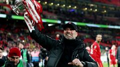 FILE PHOTO: Soccer Football - Carabao Cup Final - Chelsea v Liverpool - Wembley Stadium, London, Britain - February 27, 2022  Liverpool manager Juergen Klopp celebrates with the trophy after winning the Carabao Cup REUTERS/David Klein/File Photo