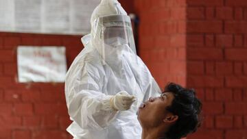 Yangon (Myanmar), 27/09/2020.- A medical worker wearing PPE (Personal protective equipment) takes swab sample from a man for coronavirus disease (COVID-19) laboratory testing at a community quarantine center in Yangon, Myanmar, 27 September 2020. Yangon, 