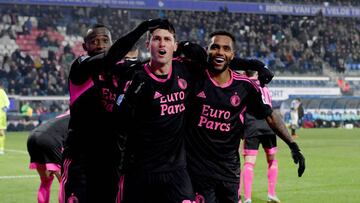 HEERENVEEN, NETHERLANDS - MARCH 1: Santiago Gimenez of Feyenoord celebrates 0-1 with Danilo Pereira of Feyenoord, Lutsharel Geertruida of Feyenoord  during the Dutch KNVB Beker  match between SC Heerenveen v Feyenoord at the Abe Lenstra Stadium on March 1, 2023 in Heerenveen Netherlands (Photo by Dennis Bresser/Soccrates/Getty Images)