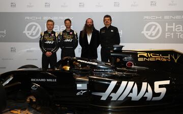 El Royal Automobile Club fue el lugar elegido para la presentación del nuevo monoplaza de la escudería Haas F1 Team que tendrá de pilotos a Grosjean y Magnussen. 