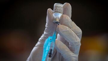 GRAF3402. MURCIA, 21/05/2021.- Una enfermera extrae una dosis de un vial de la vacuna contra el Covid-19 de la farmacéutica Comirnaty-Pfizer-BioNTech este viernes en el estadio Nueva Condomina de Murcia. EFE/Marcial Guillén