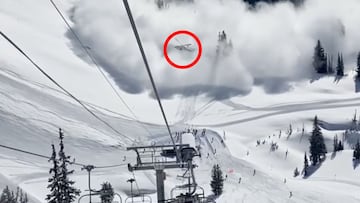 Un helic&oacute;ptero levanta mucha nieve justo antes de estrellarse frente a un telesilla en la estaci&oacute;n de esqu&iacute; de Snowbiard (Utah, Estados Unidos). 