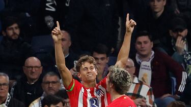 Marcos Llorente y Griezmann celebran el gol del español.