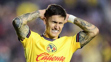 Brian Rodríguez se lamenta después de fallar un tiro con el América.