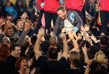 Chris Martin durante su actuación en el descanso de la Super Bowl 50.