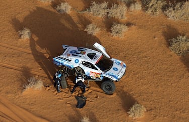Denis Krotov y Konstantin Zhiltsov, del equipo M-Sport Rally Raid, cambian un neumático durante la quinta etapa. 