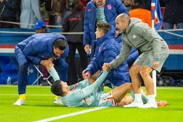 Los jugadores del Atlético celebran el gol de Correa para tumbar al PSG.