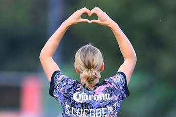  Sarah Luebbert celebrates her goal 1-1 of America during the 17th round match between America and Atlas as part of the Liga BBVA MX Femenil, Torneo Apertura 2024 at Cancha Centenario Stadium on November 03, 2024 in Mexico City, Mexico.