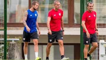 Iñigo Martínez, con Garitano y Ferreira.