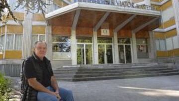 ORGULLOSO. Juan Pinedo, en la puerta del colegio San Viator.