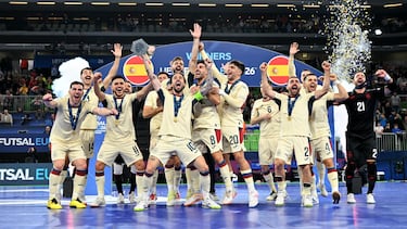 El capitán, Mario Rivillos, alza el trofeo que acredita a España campeona de Europa, junto al resto de sus compañeros de Selección.