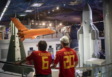 Aficionados españoles observan el museo desde las alturas.