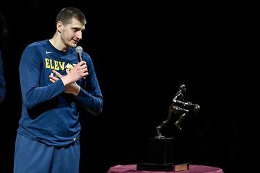 Nikola Jokic (27 años y 2,11 m) volvió a ser nombrado por segundo año consecutivo MVP de la NBA. Fue el cuarto galardón seguido para un jugador no estadounidense. El pívot de Denver Nuggets cerró la temporada regular con 24,7 puntos, 11 rebotes y 9,2 asistencias. 