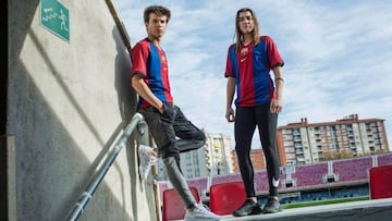 Riqui Puig, del Bar&ccedil;a B, y Patri Guijarro, del Femenino, con la nueva camiseta.