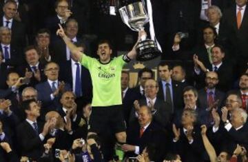 El último acto oficial del Rey Juan Carlos relacionado con el mundo del Deporte, cuando hizo entrega a Casillas de la Copa el pasado 16 de abril.