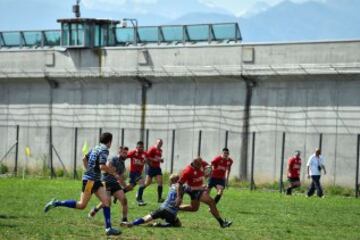 La Drola participa en una temporada regular jugando partidos reales contra equipos reales hechas por los jugadores libres. Este proyecto liderado por la asociación sin fines de lucro “Ovale Oltre le Sbarre” promueve los valores éticos del deporte jugando al juego: la observación de las normas, la lealtad, la solidaridad, el apoyo mutuo de los compañeros y el respeto a los oponentes.