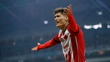 MEX8079. CIUDAD DE MÉXICO (MÉXICO), 18/05/2024.- Jesús Orozco del Guadalajara se lamenta ante el América, este sábado durante un partido de vuelta por las semifinales del torneo Clausura 2024 de la Liga MX, disputad en el estadio Aztecao, en Ciudad de México (México). EFE/Sáshenka Gutiérrez