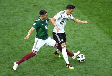 Mesut ?zil y Hctor Moreno.