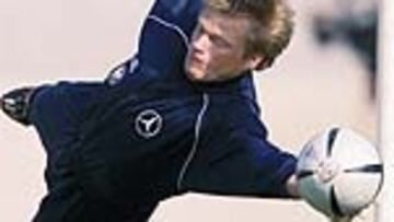 <b>DE FOTO. </b>Kahn se exhibe en los entrenamientos. En el campo no parece tan seguro.