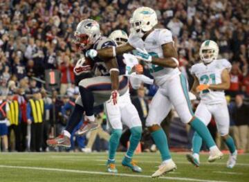 Justo antes del descanso, Dion Lewis anotó a pase de Brady el segundo touchdown de New England, que previamente ya había aumentado su ventaja gracias a un field goal de Gostkowski, que se encargaría también de sumar el extra point. Lewis sería el segundo máximo receptor de los Pats, sumando 93 yardas en 6 recepciones, más otras 5 yardas de carrera.